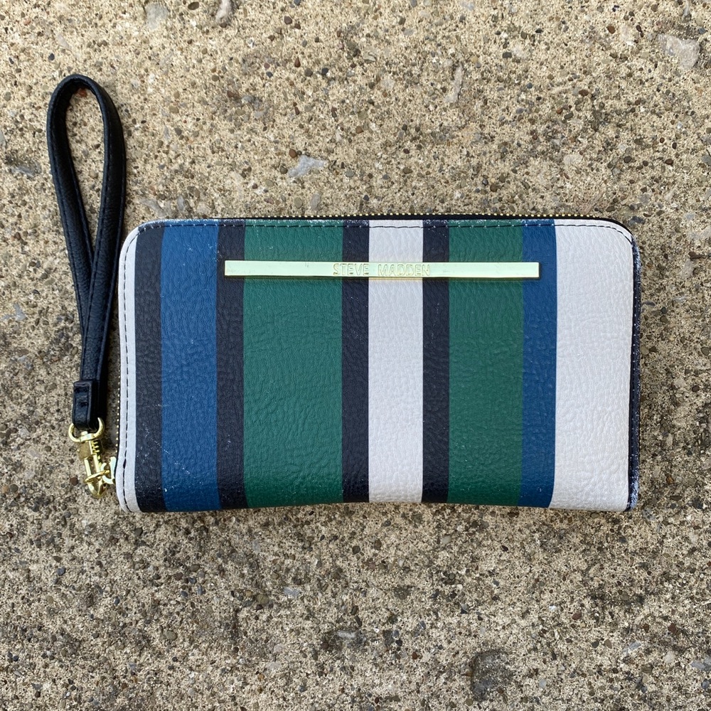 FREE GIFT - Steve Madden Zipper Wristlet Wallet